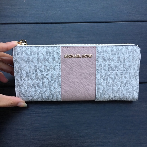 Michael Kors Handbags - 🍀💕Michael Kors wallet🍀💕